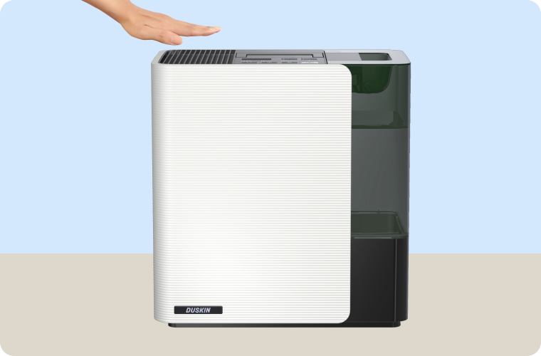 加湿器の吹出口に手をかざしている画像