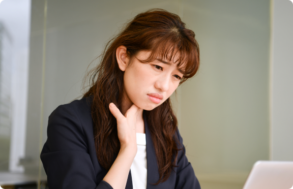 喉を抑える女性