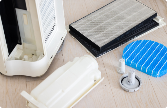 分解した加湿器を床に並べている画像