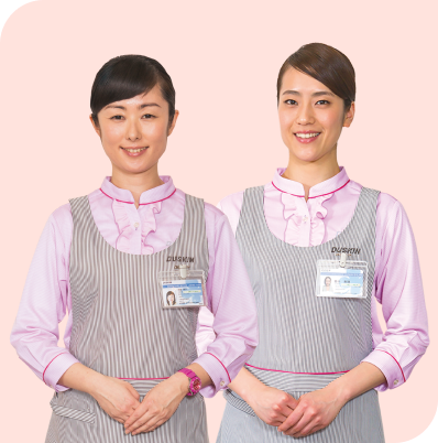 メリーメイドの制服を着て微笑む女性